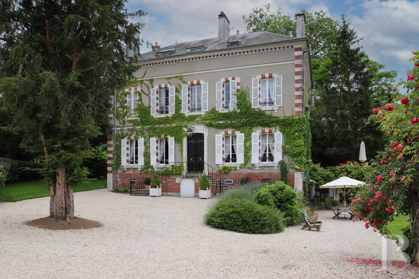 Dans l’Yonne, au sud d’Auxerre, un manoir du 19e siècle à l’orée d’un village - photo  n°1